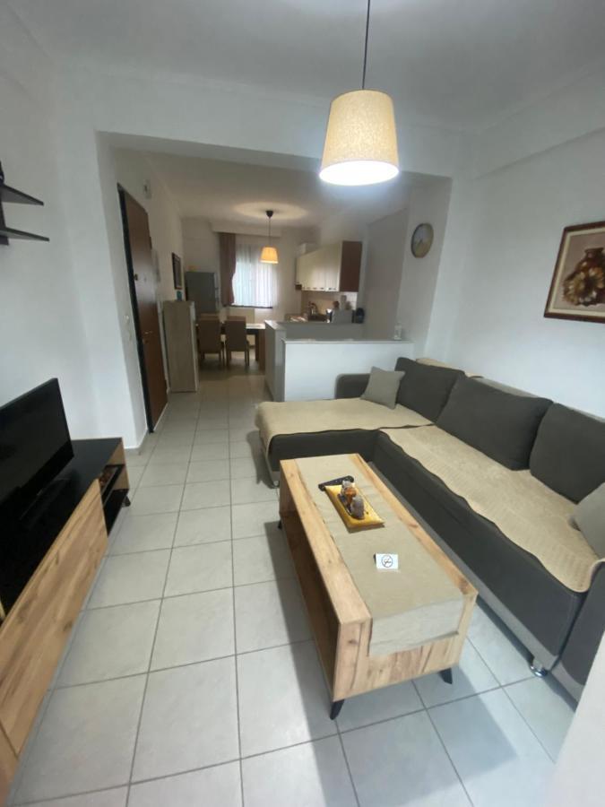 Lovely 2-Bedroom Appartement With Free Parking Agía Triás Dış mekan fotoğraf