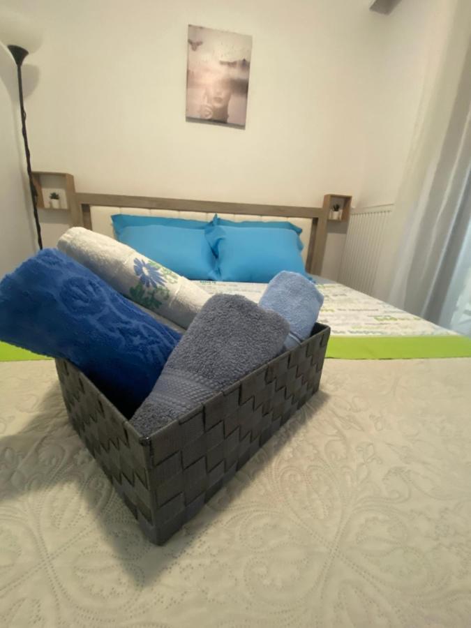 Lovely 2-Bedroom Appartement With Free Parking Agía Triás Dış mekan fotoğraf